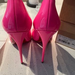Neon pink Christian loubotin so Kate